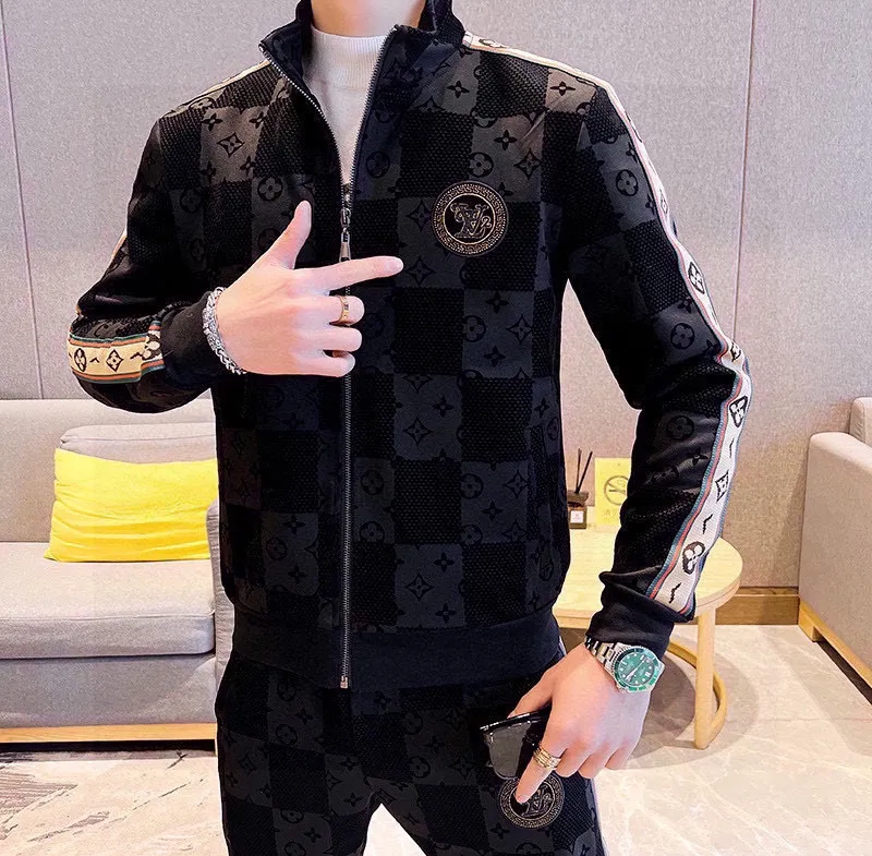 🅿️500 [LV Louis Vuitton] hot-selling suit is coming. Focus on the original version of the official website. 2025 new hot-selling cardigan and sweatshirt suit. The original order is the best. 🇭🇰The meticulous work of top designers. It has a fitting and perfect upper body effect. All-natural high-quality Tencel Roman cotton 100%, close-fitting comfort, noble and elegant! Original hardware embodies elegance and nobility! Counter size: M-4XL (up to 190 pounds)